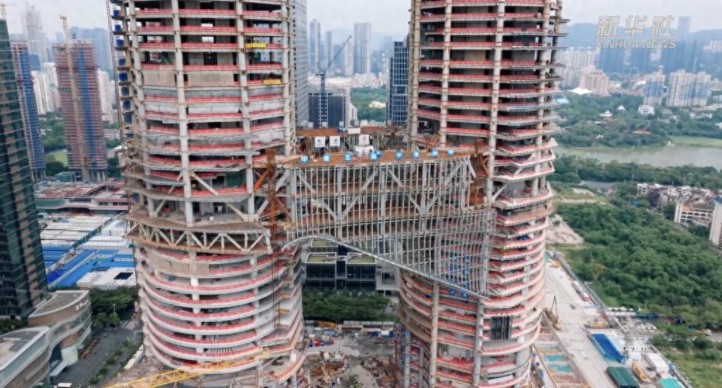 大灣區新地標6000噸“巨龍”120米高空實現毫米級合體