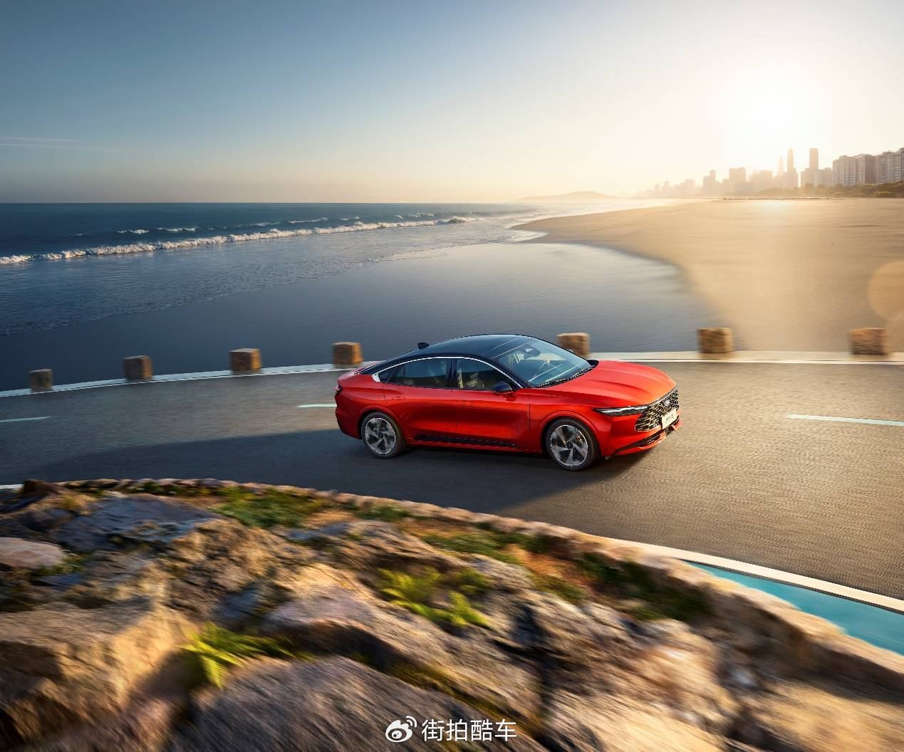 頂配售價(jià)19.98萬元,福特新蒙迪歐拉高同級(jí)性能標(biāo)準(zhǔn)